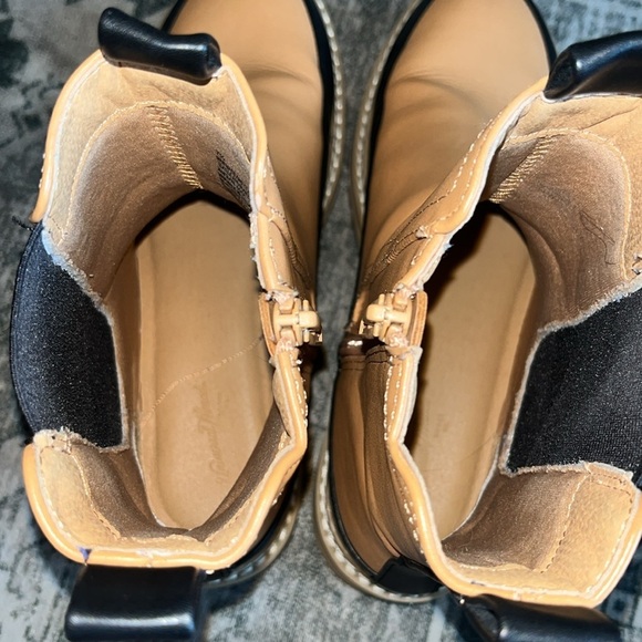Universal Thread women’s Tan and Black Cambria Boots size 7.5 - Picture 5 of 11